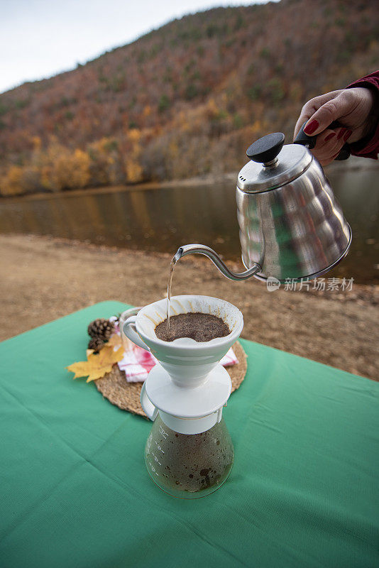 Boraboy湖的浓咖啡机和hario V60的煮咖啡